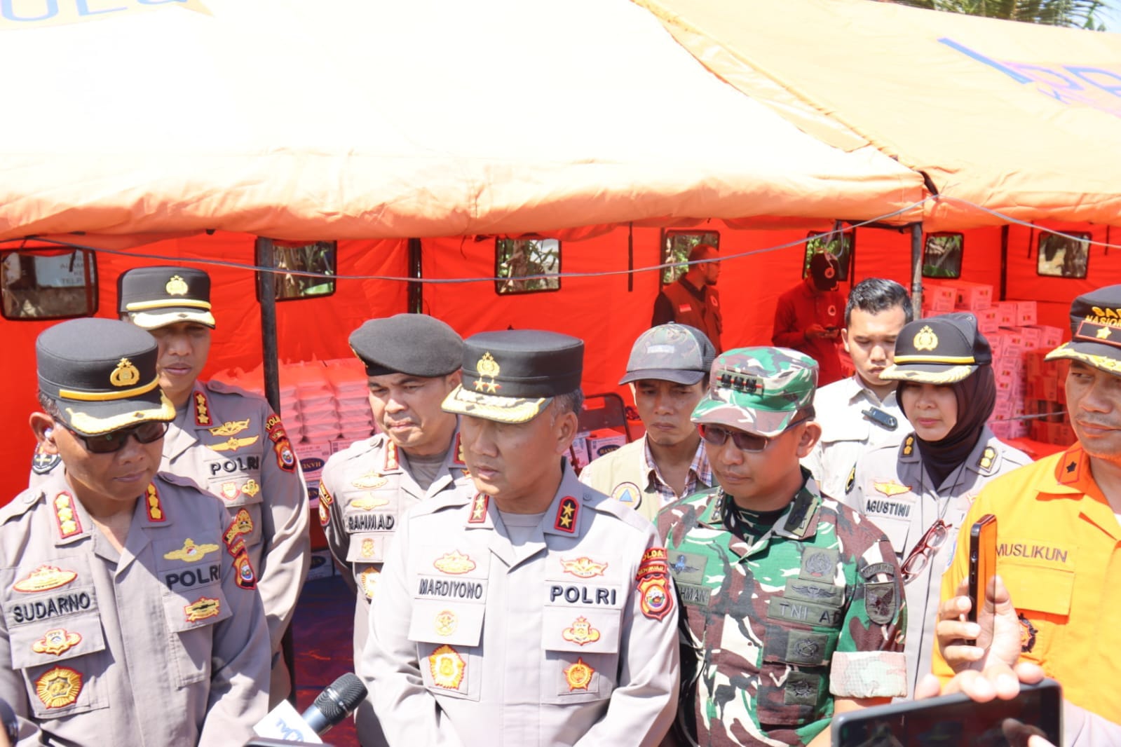 Peduli Korban Gempa, Kapolda Bengkulu Salurkan Bantuan Makanan Langsung di Lokasi