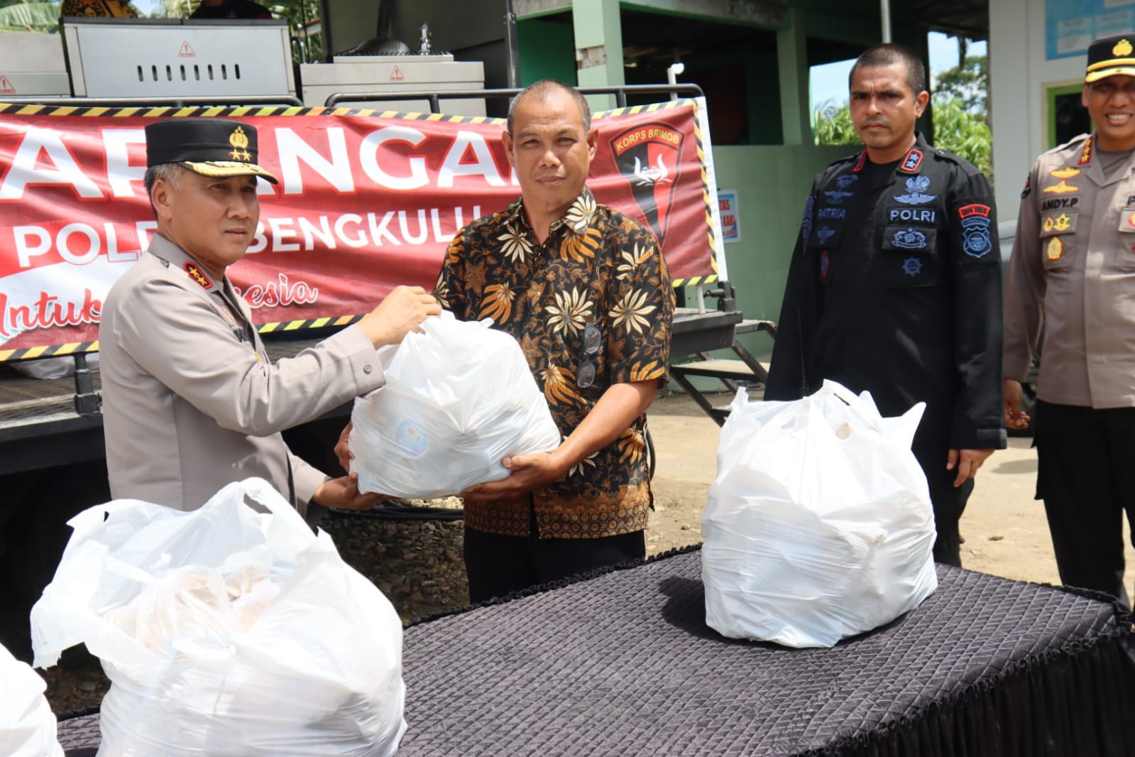 Kapolda Bengkulu Tinjau Lokasi Gempa dan Bagikan Makanan untuk Korban Terdampak