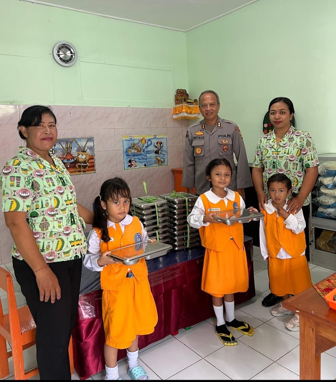Dukung Gizi Anak, Polda Bali Bagikan Ratusan Porsi MBG