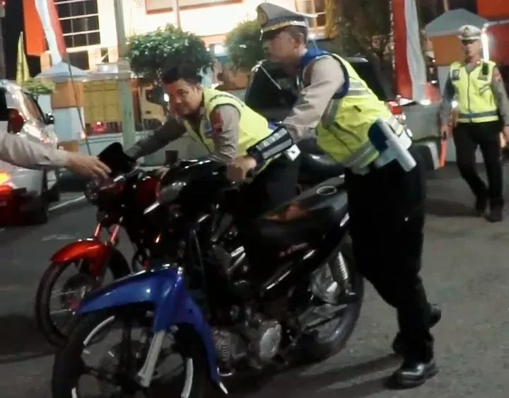 Tegas! Polres Sragen Tilang 22 Motor Knalpot Brong saat Pendadaran Calon Pendekar