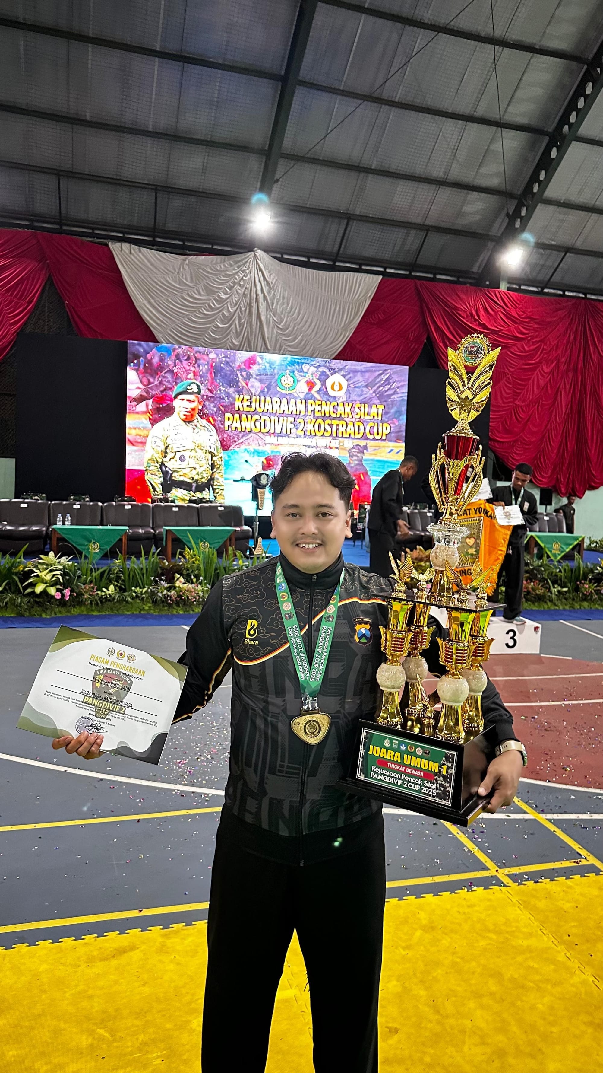 Bripda Sholeh Maulana dari Polres Lamongan Sabet Emas di Pencak Silat Pangdivif 2 Cup 2025