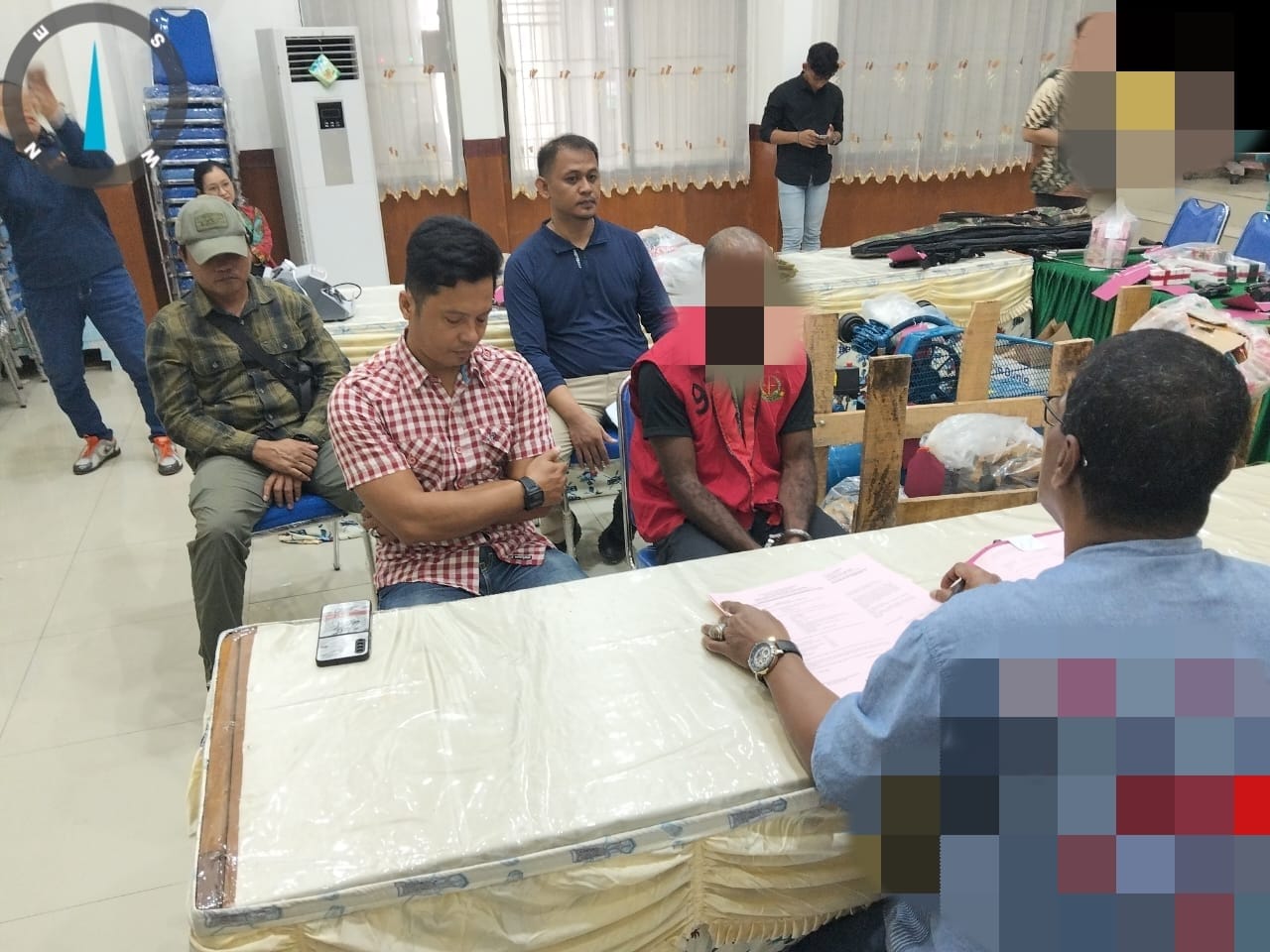 Tersangka Yuni Enumbi dan Barang Bukti Amunisi Diserahkan ke Kejari Jayapura oleh Satgas Cartenz