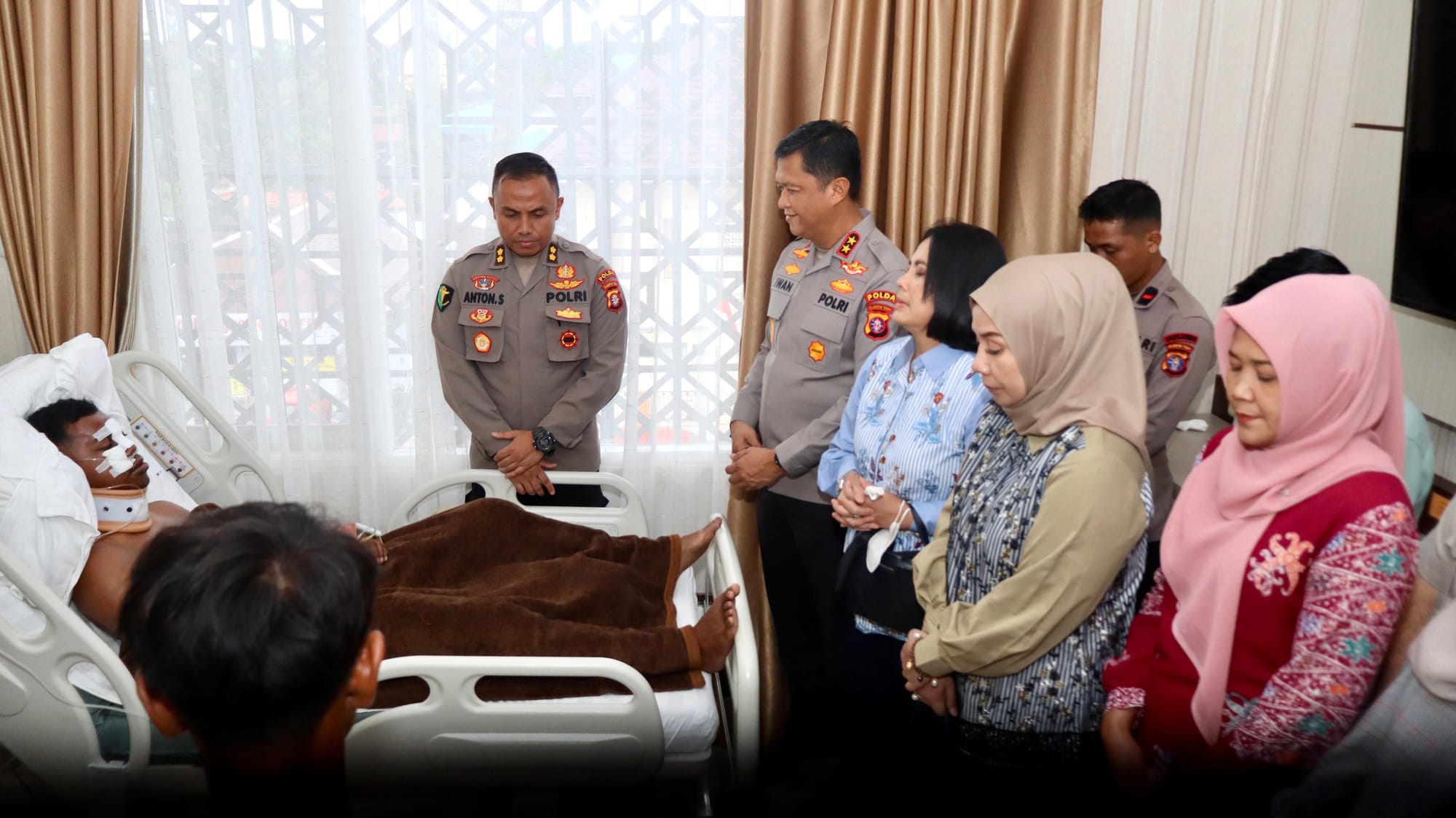 Kapolda Kalteng Tunjukkan Kepedulian, Besuk Anggota yang Terluka dalam Kecelakaan Tugas