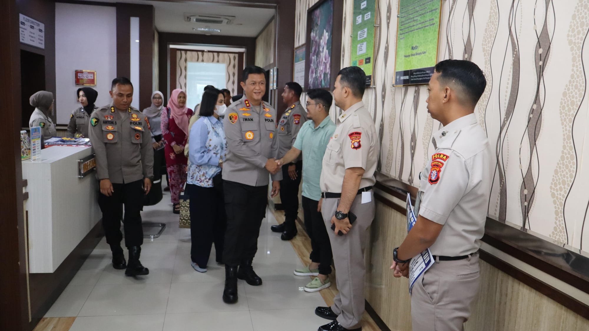Wujud Kepedulian, Kapolda Kalteng dan Ketua Bhayangkari Jenguk Anggota yang Alami Kecelakaan