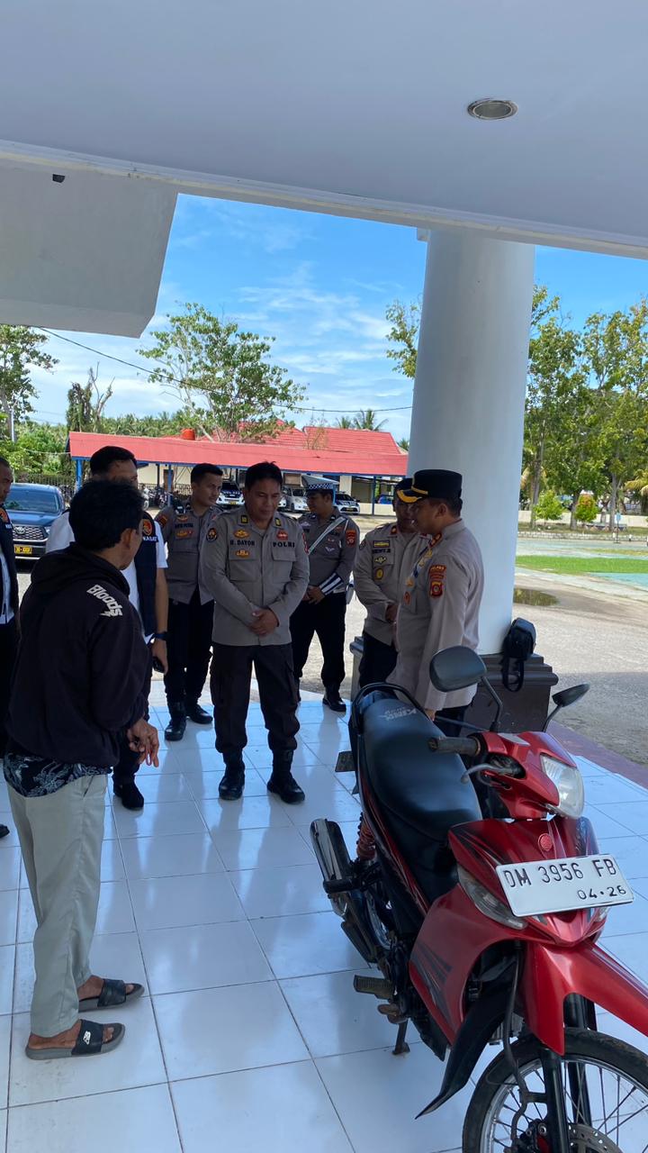 Kapolres Pohuwato Bantu Korban Pemerasan dan Pembakaran, Serahkan Sepeda Motor