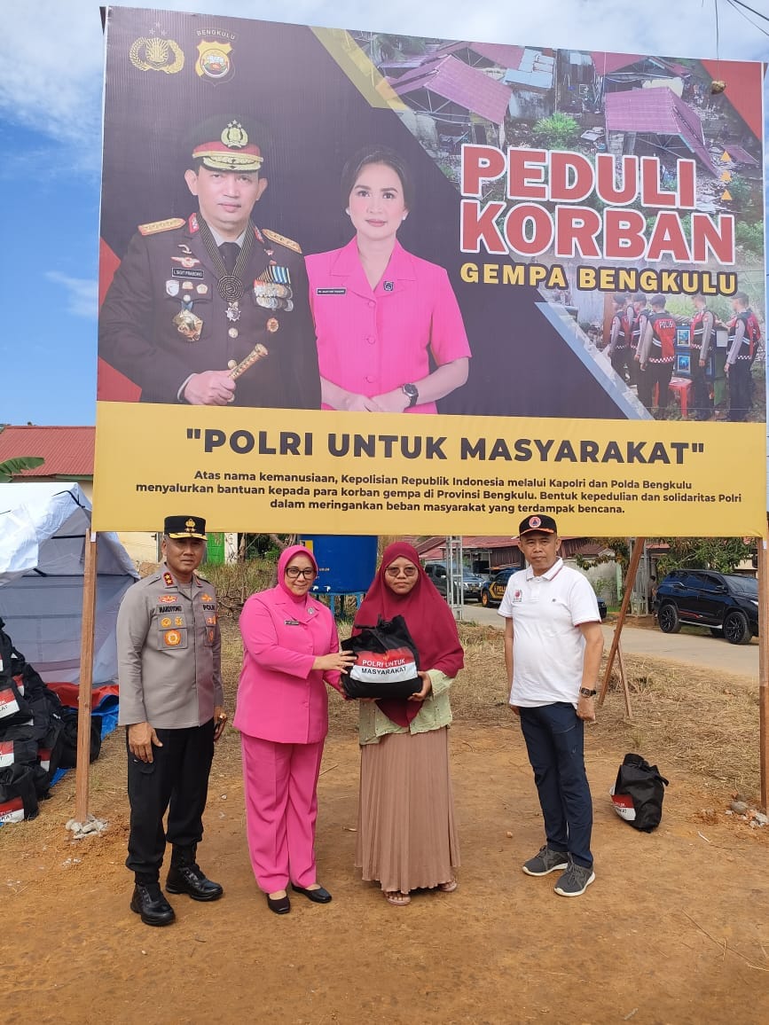Kapolri Salurkan 5.000 Paket Sembako untuk Korban Gempa Bengkulu