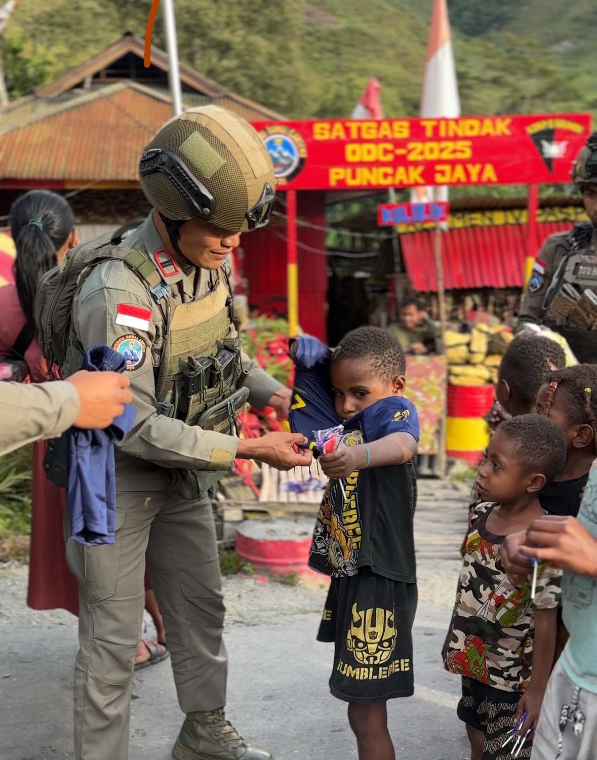 Berbagi Kasih, Satgas Damai Cartenz 2025 Bagikan Pakaian kepada Anak-anak di Puncak Jaya