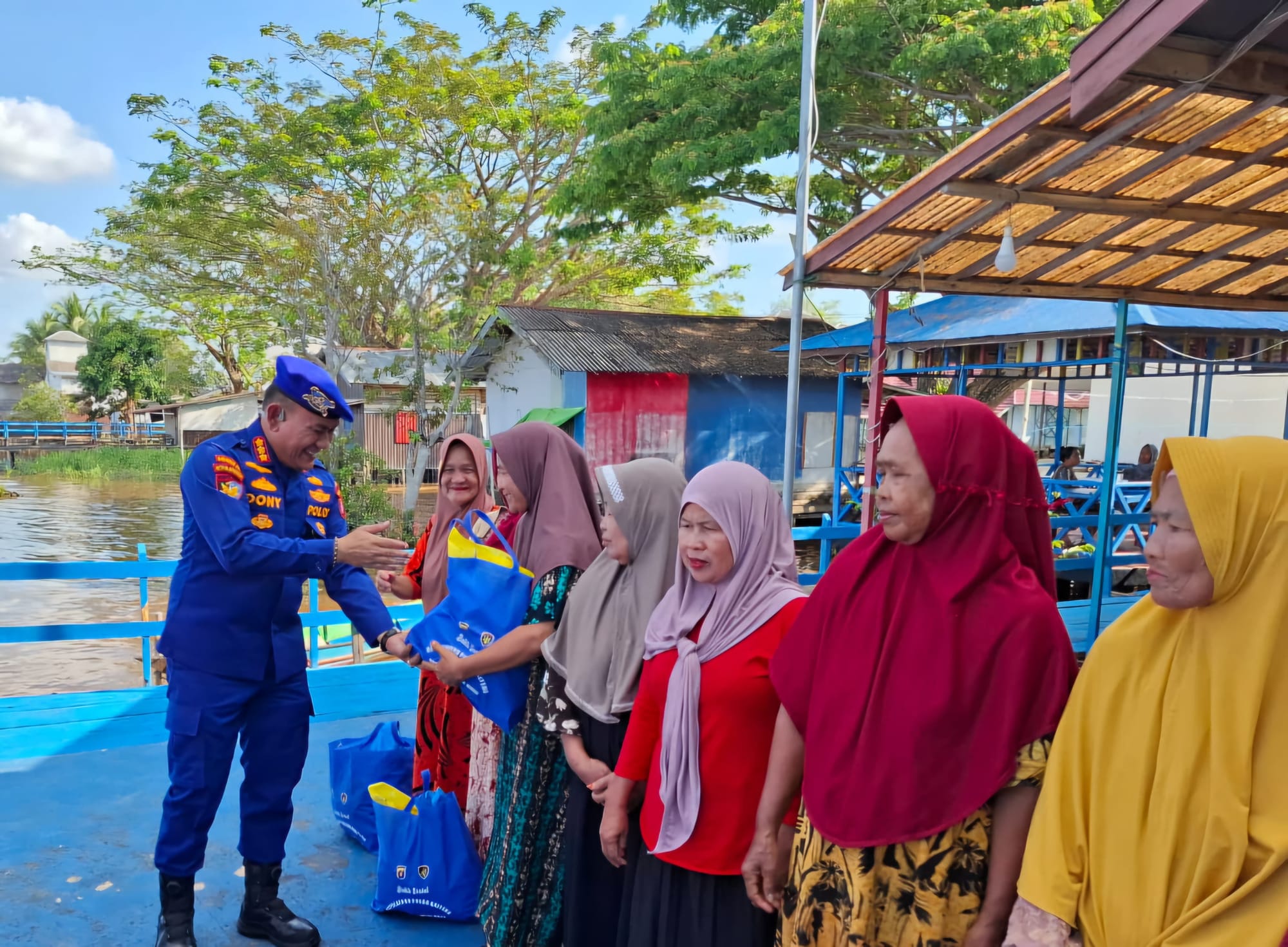Peduli Masyarakat, Dirpolairud Beri Bantuan ke Warga Desa Palangkau Lama