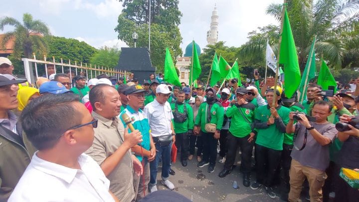 Aliansi GEBUK Karanganyar Serukan 6 Tuntutan Buruh di Depan Kantor Bupati