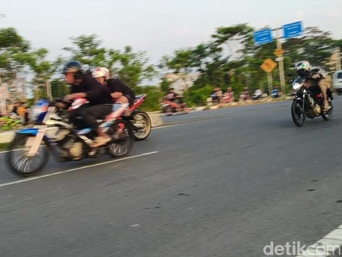 Ibu Bonceng Dua Anak Tertabrak Balap Liar di Pekalongan, Video Viral
