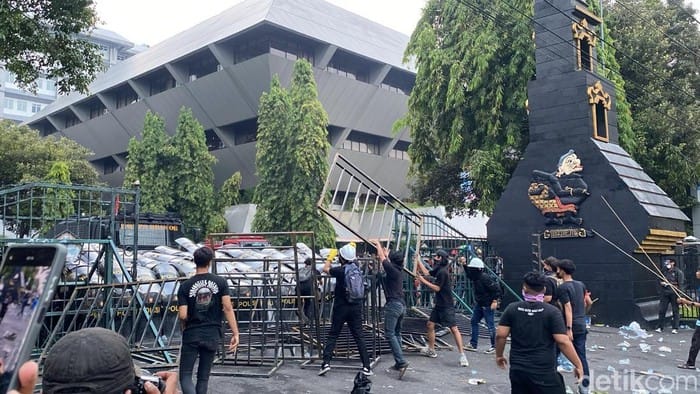 Demo Buruh di Semarang Ricuh, Polisi Amankan Belasan Peserta Aksi