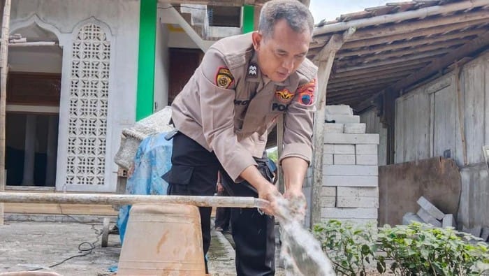 Polisi Grobogan Aiptu Surono Rela Potong Gaji Demi Sumur Bor untuk Masjid