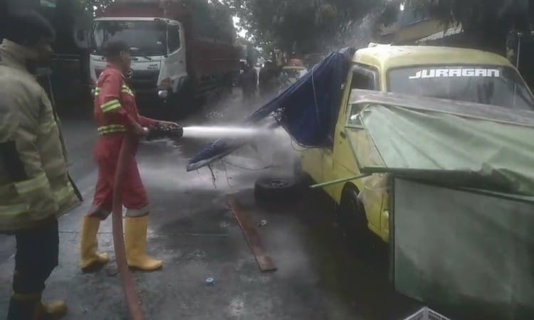 Mobil Tahu Bulat Terbakar di Cilacap, Satu Orang Alami Luka-Luka