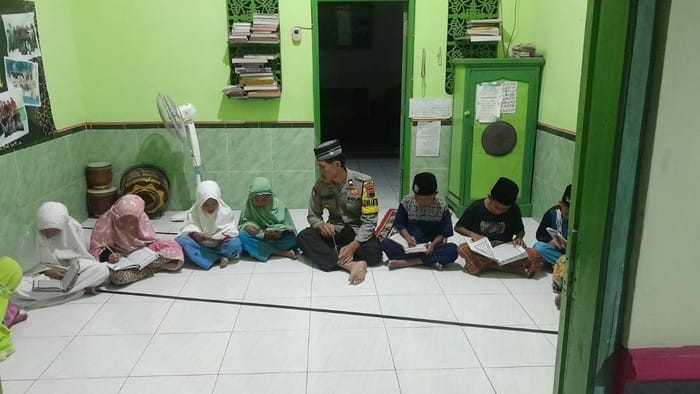 Pak Bhabin Aipda Jawahir di Rembang, Bimbing Ngaji dan Baca Gratis Sejak 1994