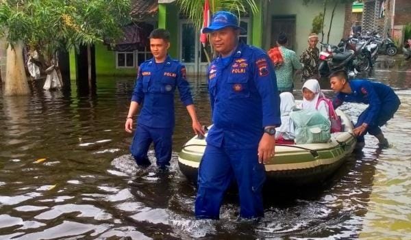 Personel Ditpolairud Terjang Banjir Sayung, Antar Jemput Siswa Sekolah