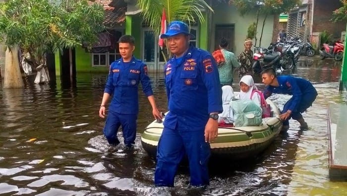 Tangguh di Tengah Banjir, Polisi Air Polda Jateng Lakukan Aksi Penyelamatan di Sayung