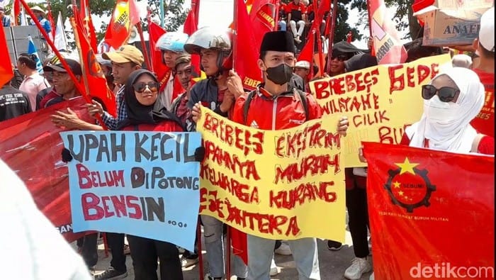 Massa Buruh di Brebes Tuntut Upah Naik Jadi Rp 3,5 Juta