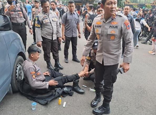 Kapolda Jateng Terjun Langsung Dampingi Anggota yang Terluka Saat Aksi May Day Ricuh