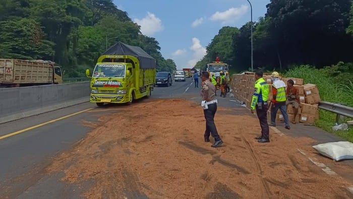 Kecelakaan Beruntun Libatkan 3 Kendaraan Terjadi di Tol Krapyak Semarang