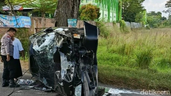 Kecelakaan Tragis di Klaten: Sedan Tabrak Motor dan Pohon, Pemotor Meninggal Dunia