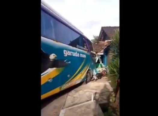 Bus Garuda Mas Terlibat Kecelakaan di Semarang, 1 Orang Tewas Terlindas