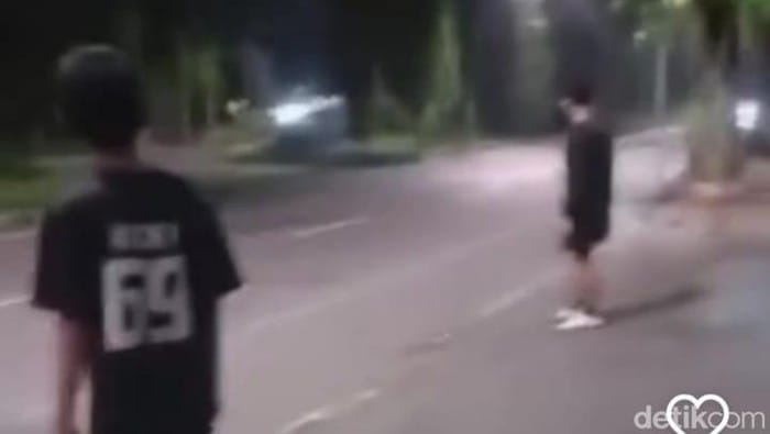 Viral! Pemuda di Malang Lempar Batu Paving, Pemotor Tersungkur di Jalan