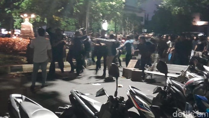 Kericuhan Aksi Hari Buruh di Semarang, Aparat Kepung Kampus Undip Pleburan
