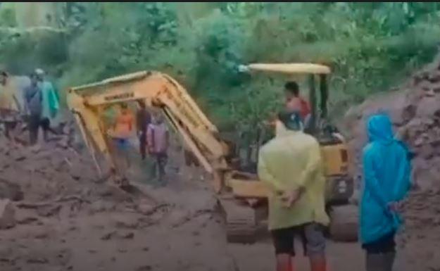 Longsor Tebing Sepanjang 100 Meter Tutup Akses Jalan Desa di Semarang