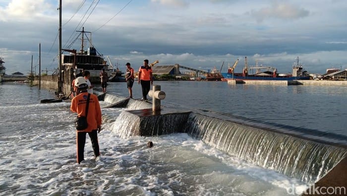 Pelabuhan Tanjung Emas Kebanjiran, Tembok Penahan Air Laut Jebol
