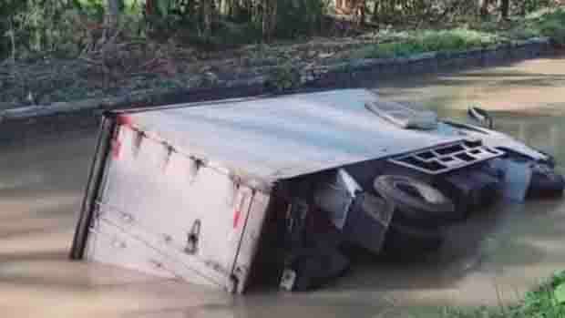 Truk Boks Angkut Susu Terguling dan Tercebur ke Sungai di Jalur Purwodadi–Semarang