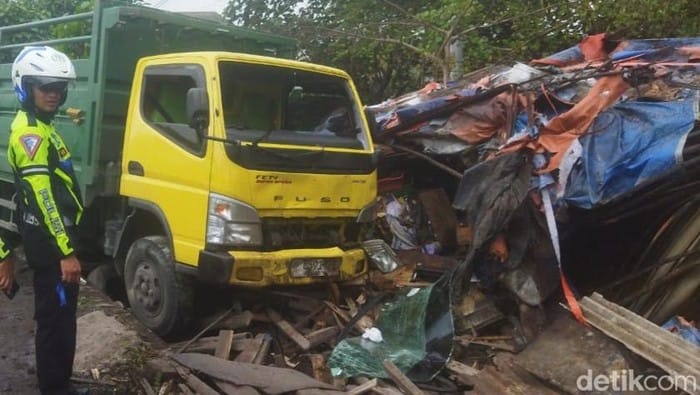 Brakk! Truk Oleng Tabrak Warung Angkringan di Jalan Lingkar Klaten