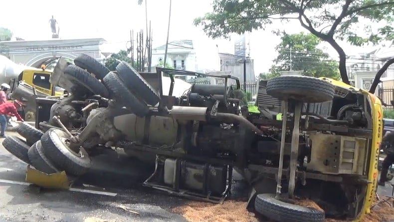 Truk Molen Bermuatan Semen Terguling di Turunan Silayur Semarang, Tidak Ada Korban Jiwa