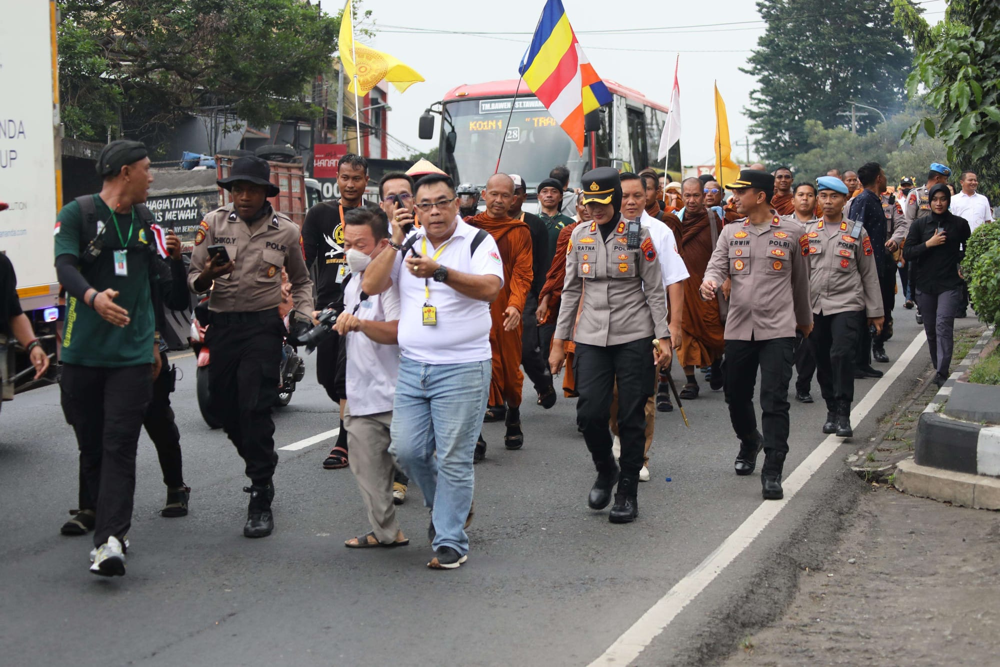 Kapolres Semarang Kawal Langsung Kedatangan Biksu Thudong