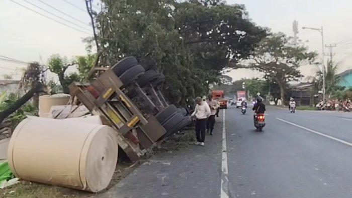 Truk Bermuatan Rol Kertas Terguling di Pantura Pati Akibat Rem Blong