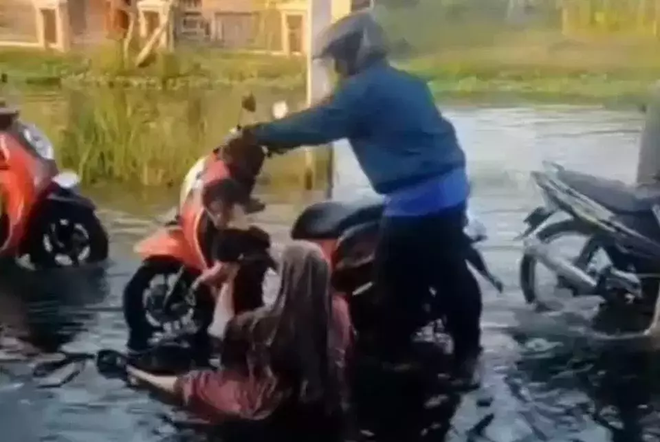 Rob Rendam Jalan di Demak, Puluhan Pemotor Terpeleset dan Terjatuh