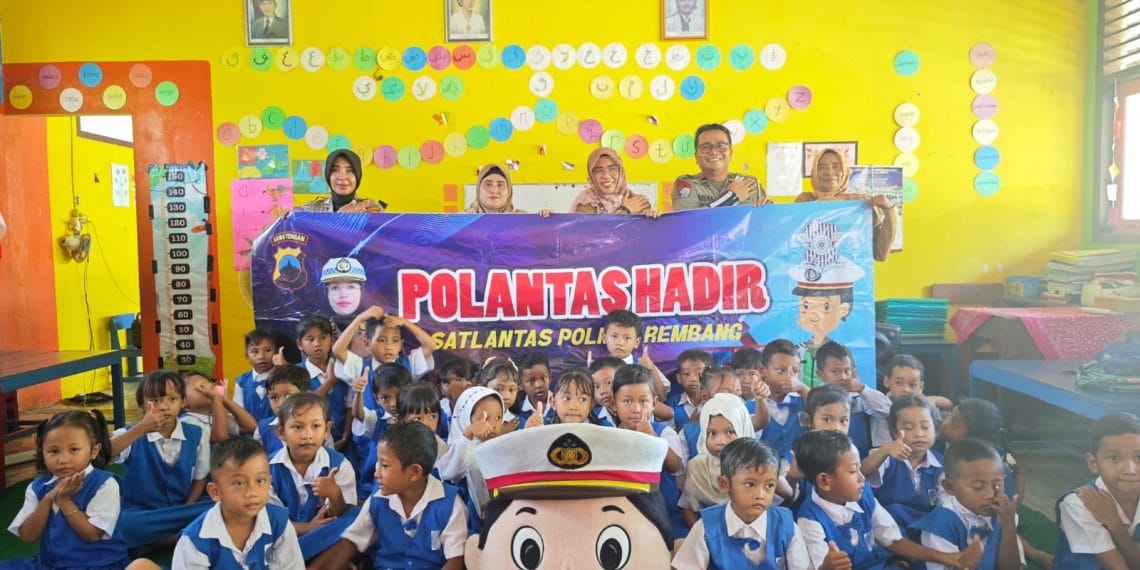 Satlantas Polres Rembang Ajak Anak-anak TK Tutwuri Belajar Tertib Lalu Lintas Lewat Polsanak