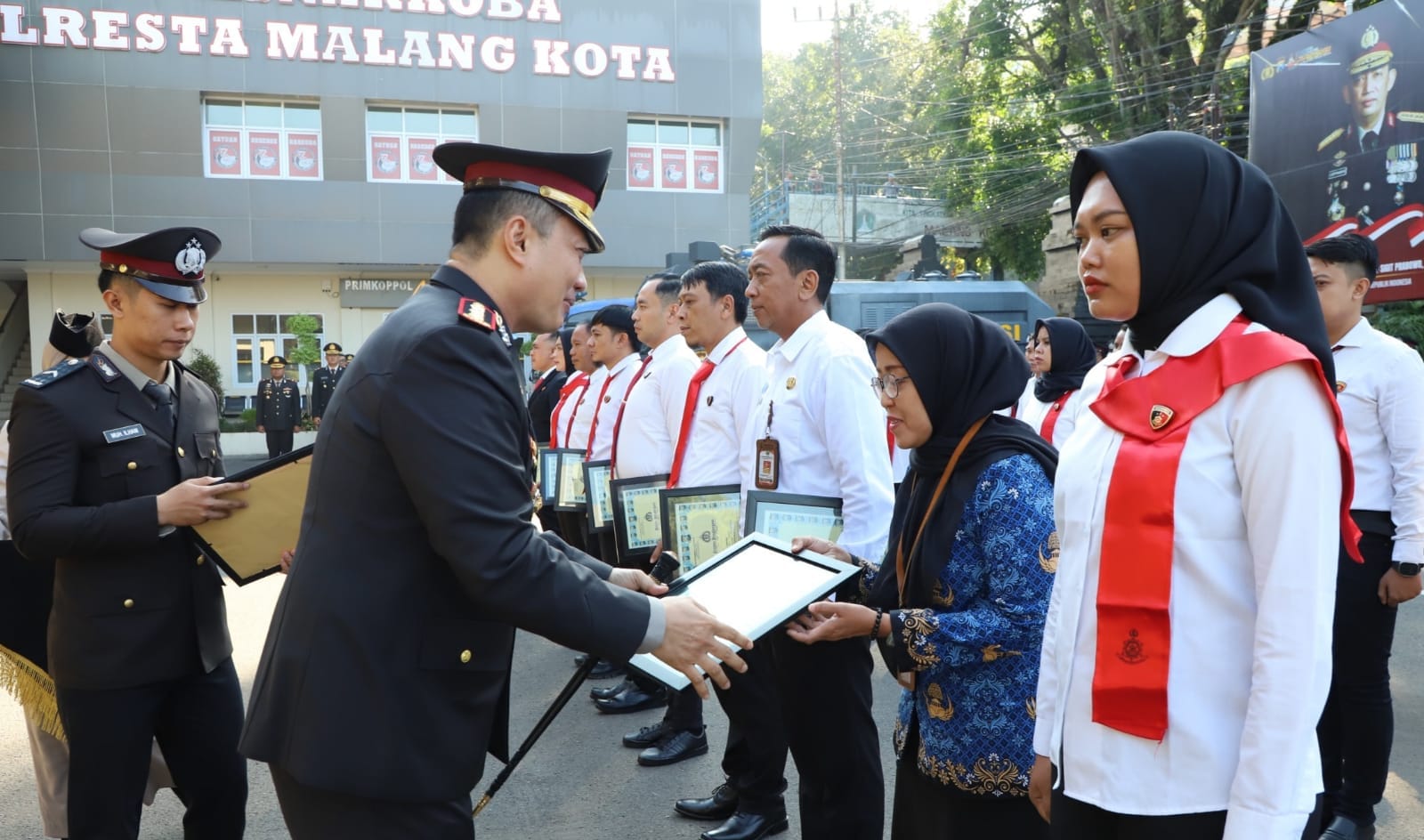 Apresiasi di Hari Pancasila, Kapolresta Malang Kota Anugerahkan Penghargaan kepada Puluhan Penerima