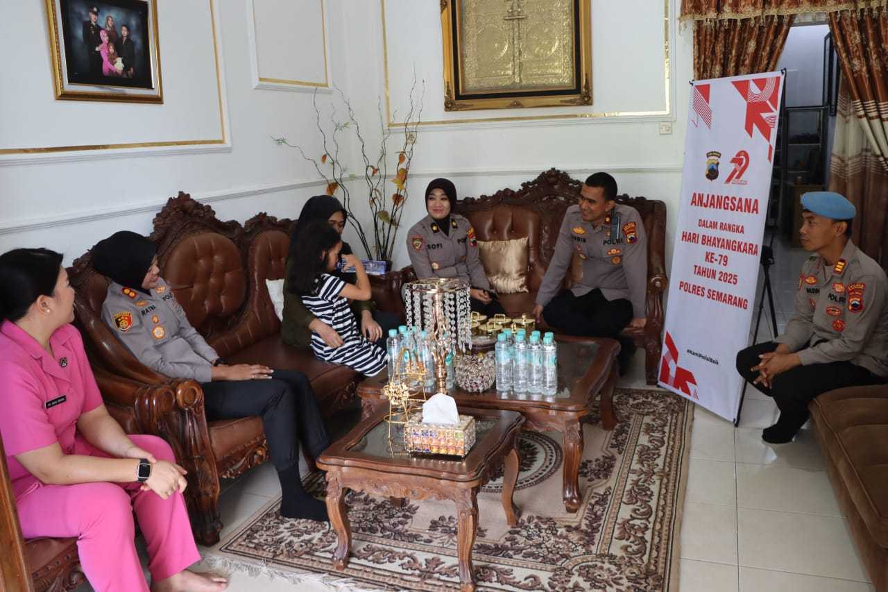 Kapolres Semarang dan Bhayangkari Lakukan Anjangsana ke Personel Sakit dan Warakawuri