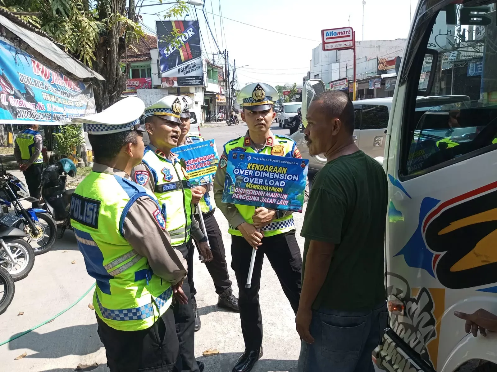 Satlantas Grobogan Sekat Truk ODOL Menuju Aksi Demo di Semarang