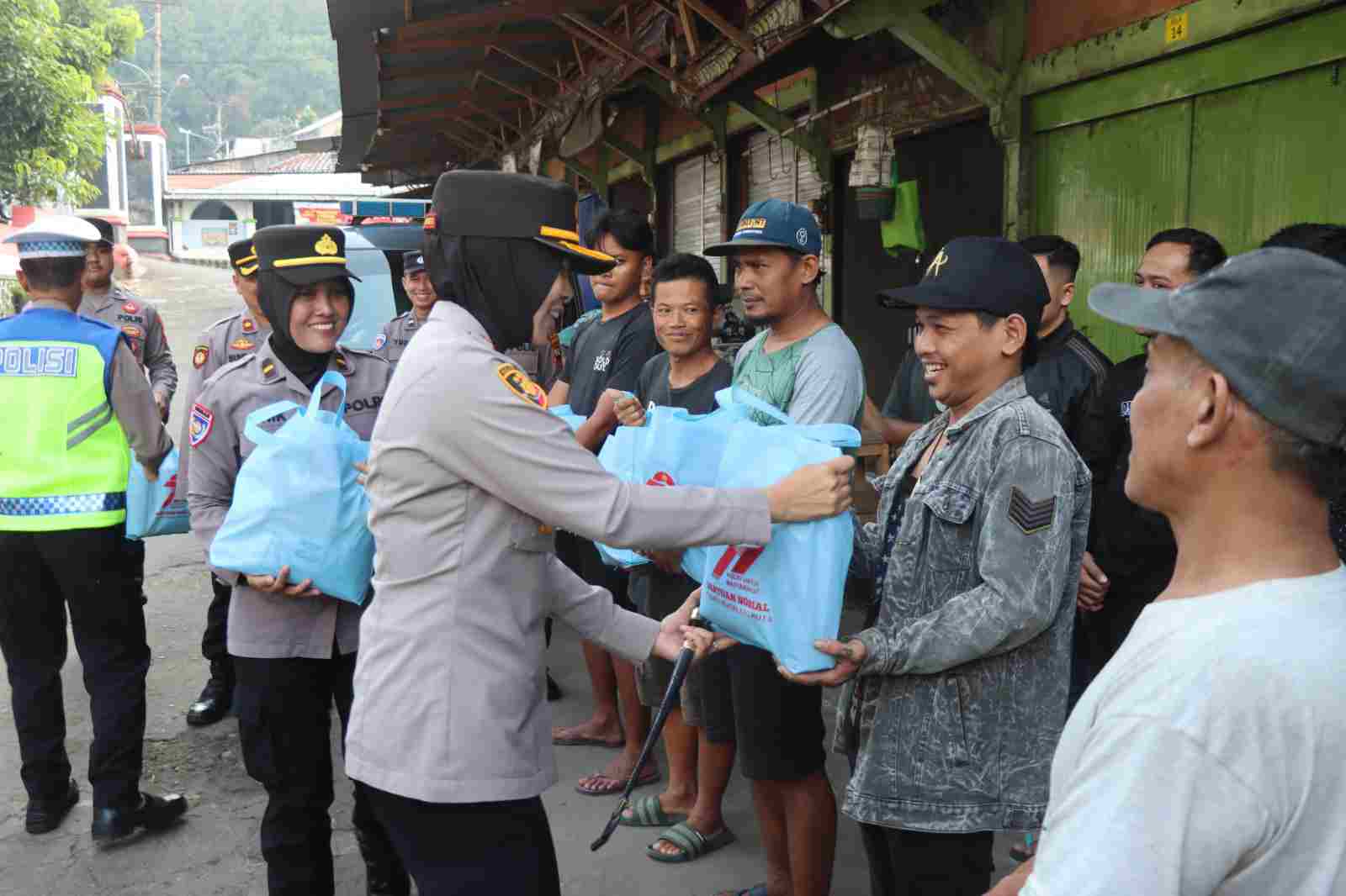 Polres Magelang Kota Tebar Kepedulian, 100 Bansos Disalurkan di Hari Bhayangkara ke-79