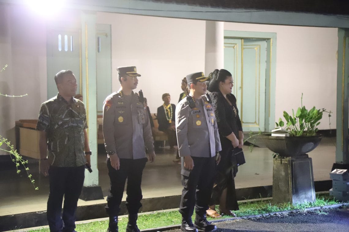 Polresta Surakarta Kerahkan Ratusan Personil untuk Amankan Malam 1 Suro 2025 di Pura Mangkunegaran