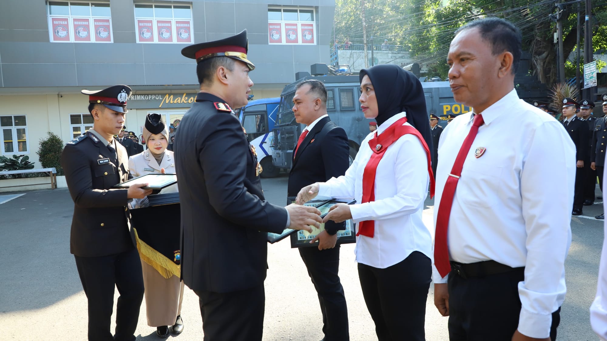 Semangat Pancasila, Kapolresta Malang Kota Beri Apresiasi kepada Polisi dan Warga