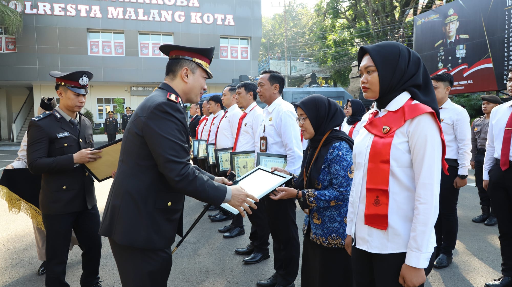 Hari Lahir Pancasila, Personel Polri dan Warga Malang Terima Penghargaan