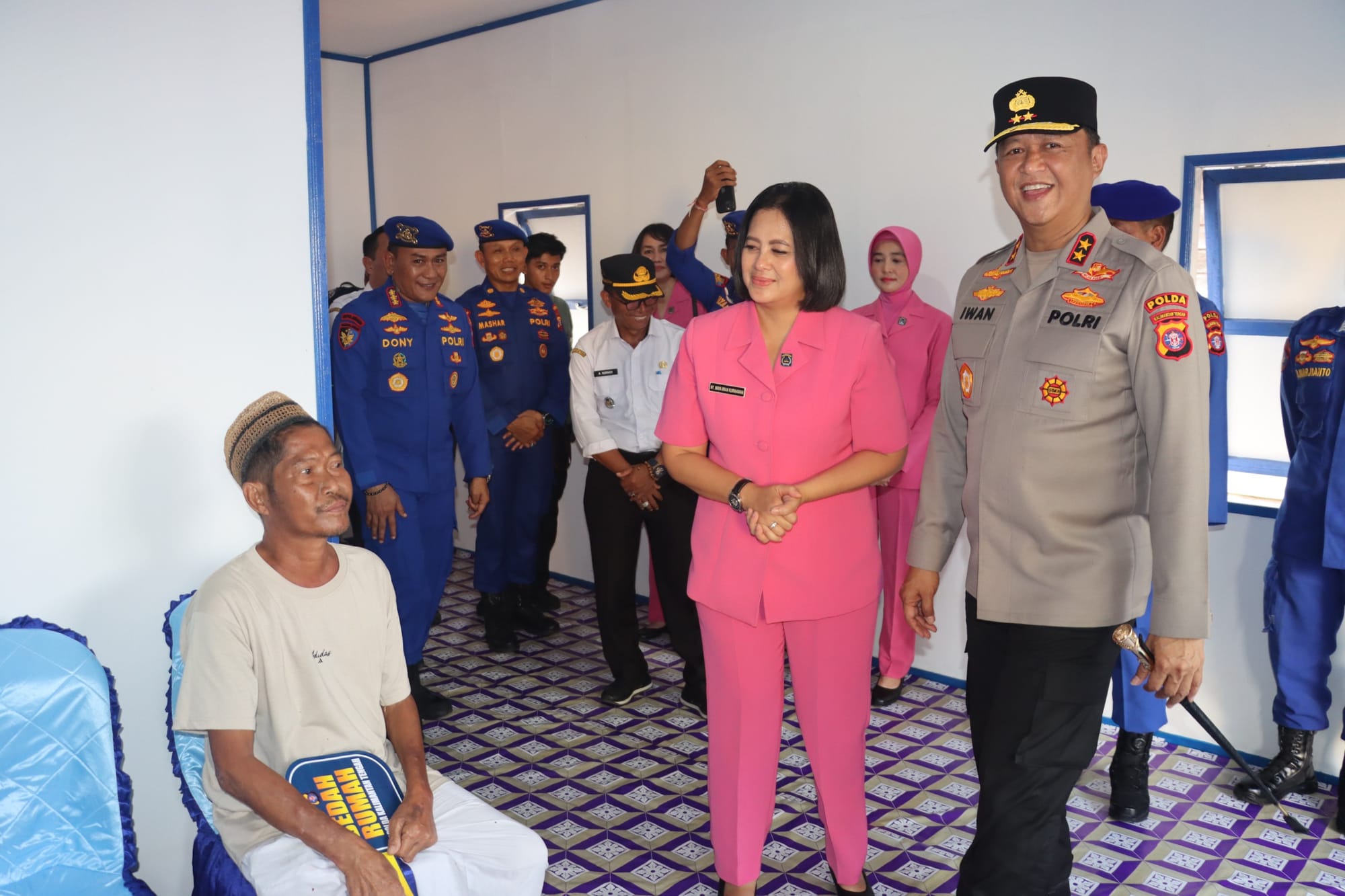 Kapolda Kalteng Salurkan Bantuan Bedah Rumah Saat Kunker ke Polres Kapuas