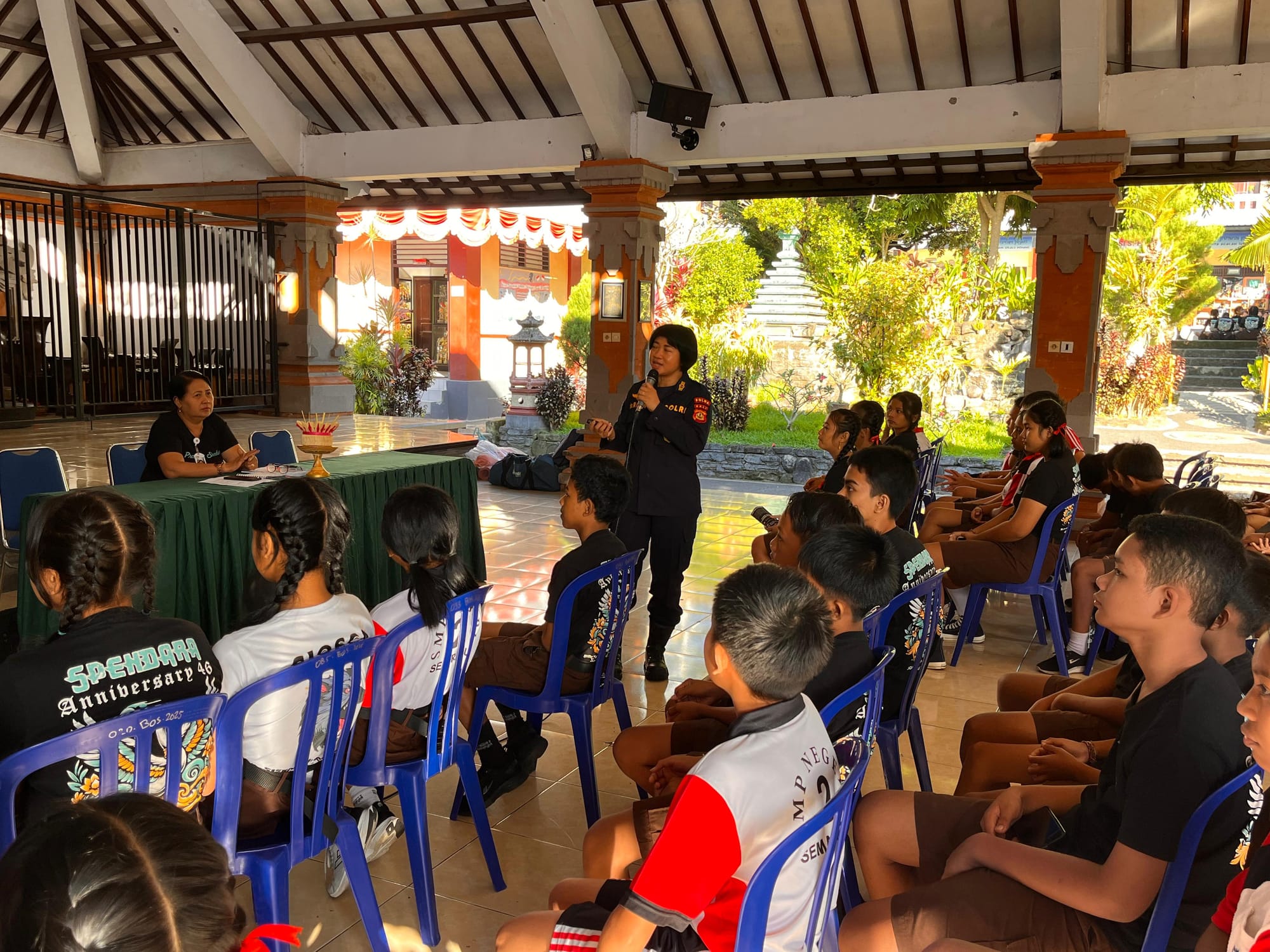 Biddokkes Polda Bali Gelar Bakti Kesehatan dan Bagikan Sembako di SLB Negeri 1 Semarapura