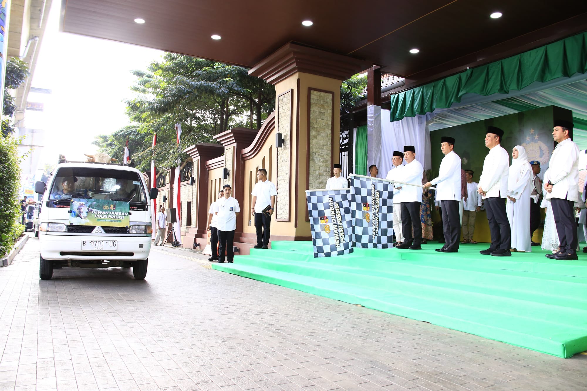Iduladha 1446 H, Kapolri Serahkan Ribuan Hewan Kurban bagi Warga