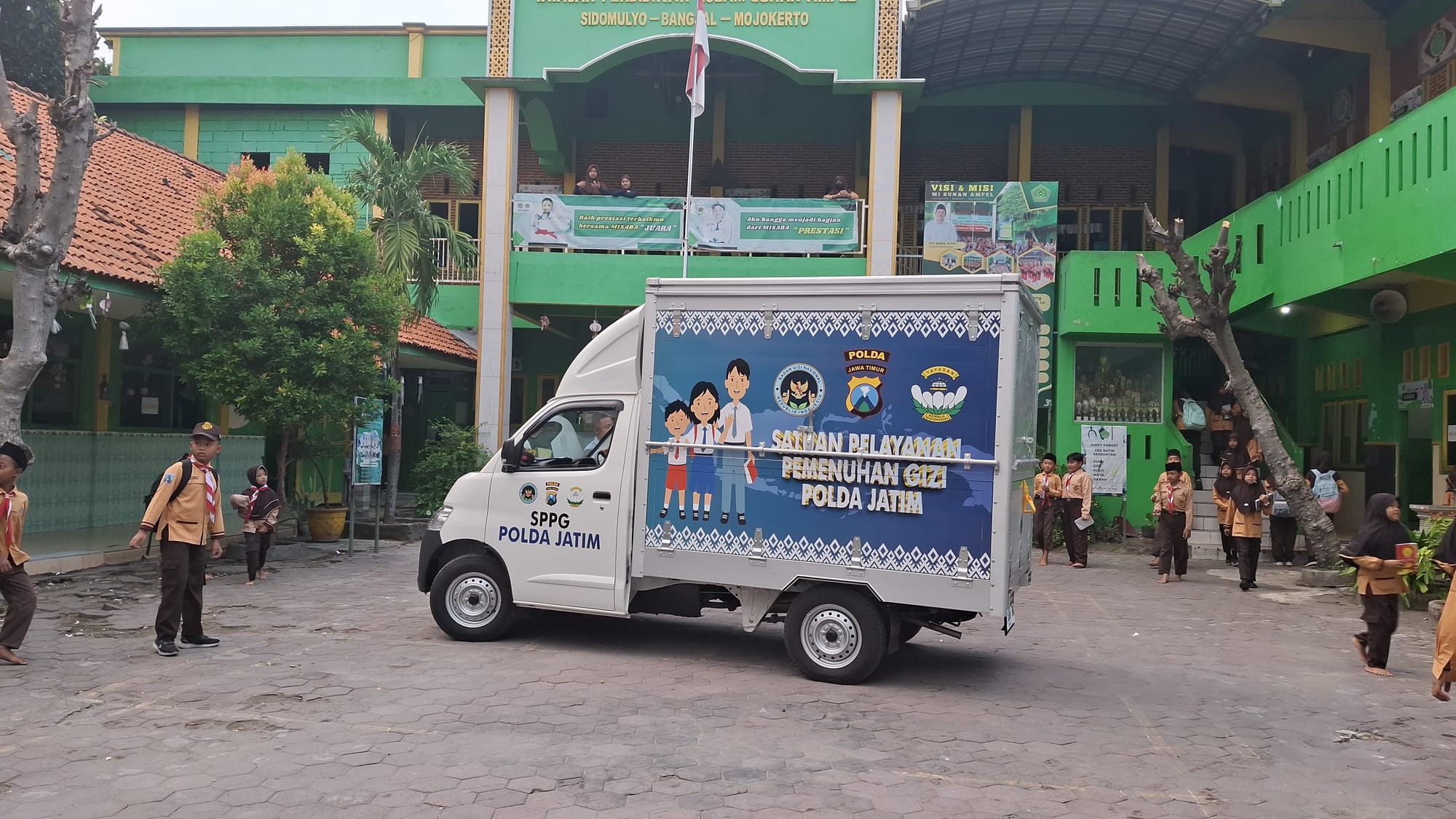 Dukung Indonesia Emas, Polda Jatim Konsisten Salurkan 2.872 Porsi Makanan Bergizi ke Pelajar Setiap Hari