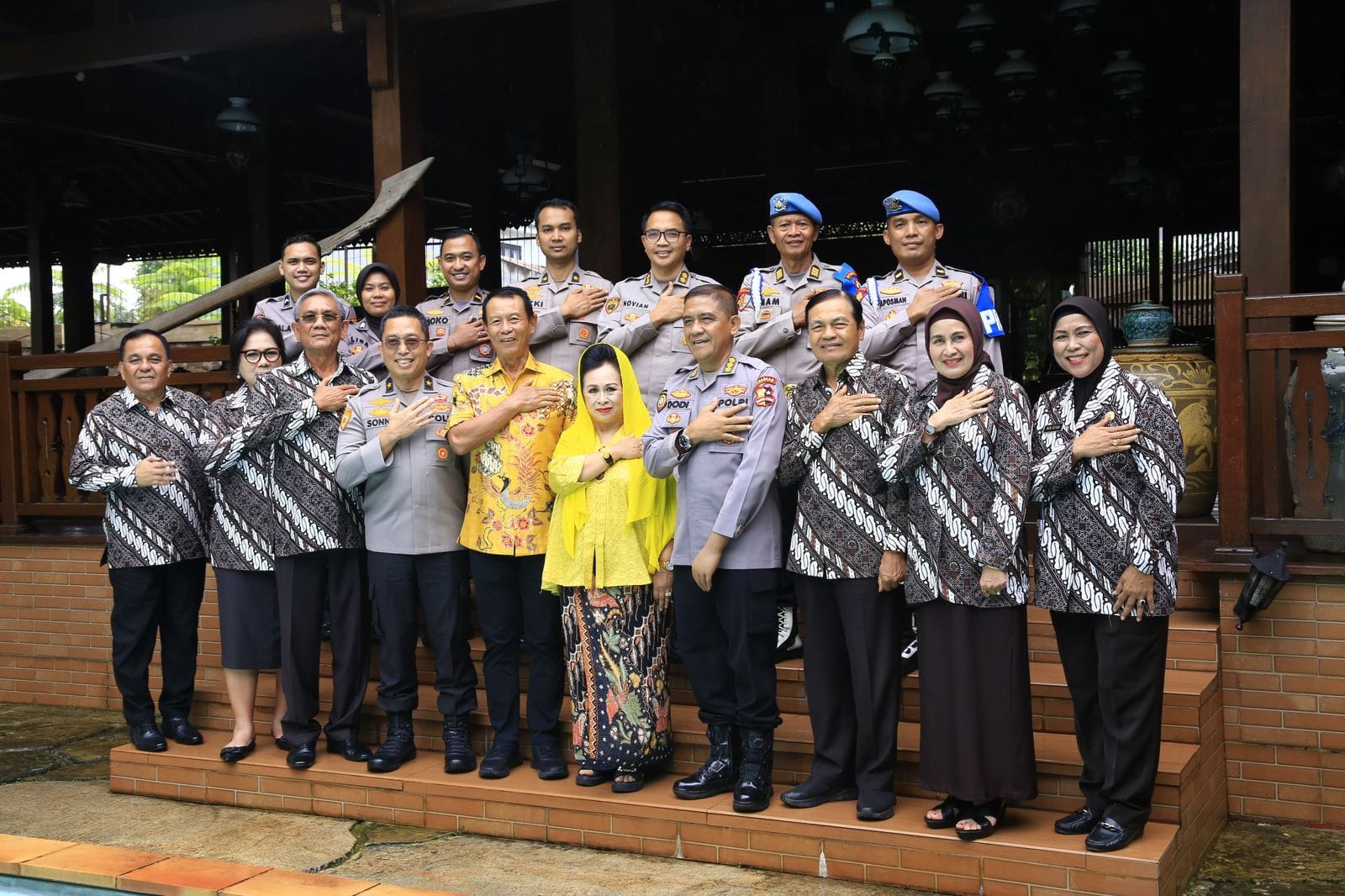 Polri Kunjungi Jenderal (Purn) Sutarman dalam Rangka Anjangsana HUT Bhayangkara ke-79