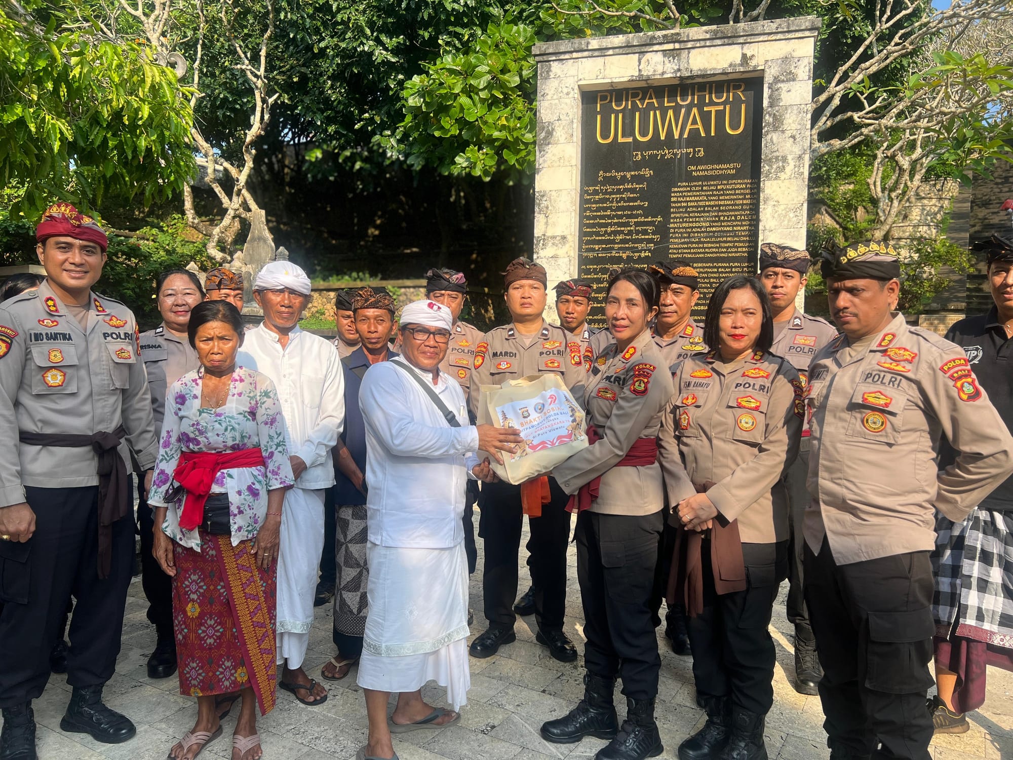 Sambut Hari Bhayangkara ke-79, Ditpamobvit Polda Bali Laksanakan Bhaksos di Pura Uluwatu