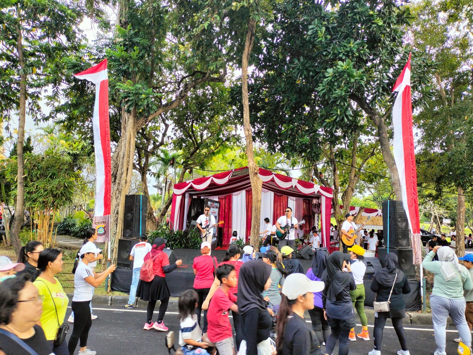Semarak Hari Bhayangkara ke-79, Doble D Band Guncang Monumen Bajra Shandi